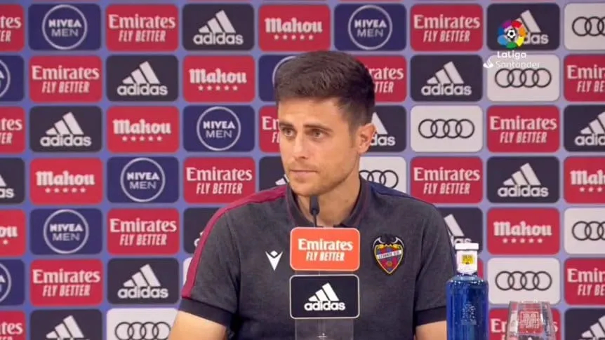 Periodista sufrió lapsus y protagonizó incómodo momento con pregunta al DT de Levante