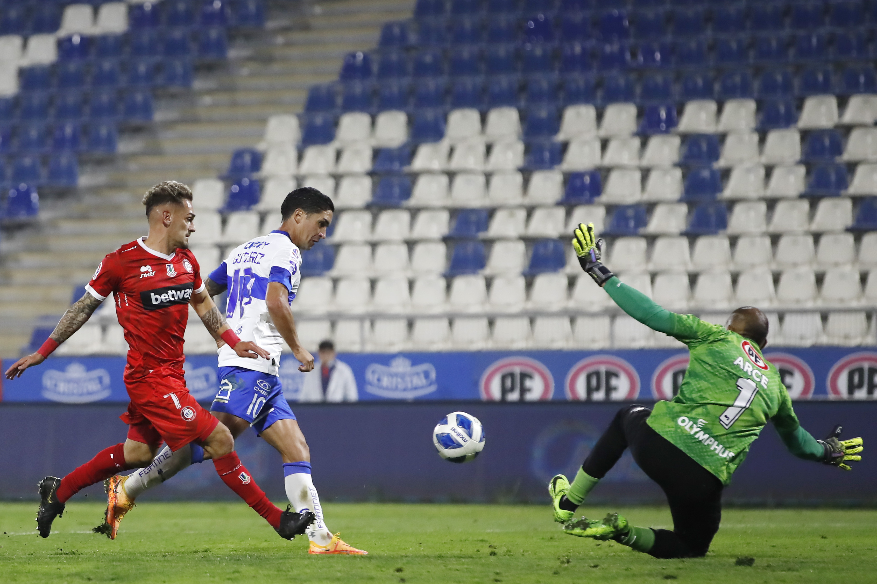 Felipe Gutiérrez definió con clase para anotar el segundo de la UC ante La Calera