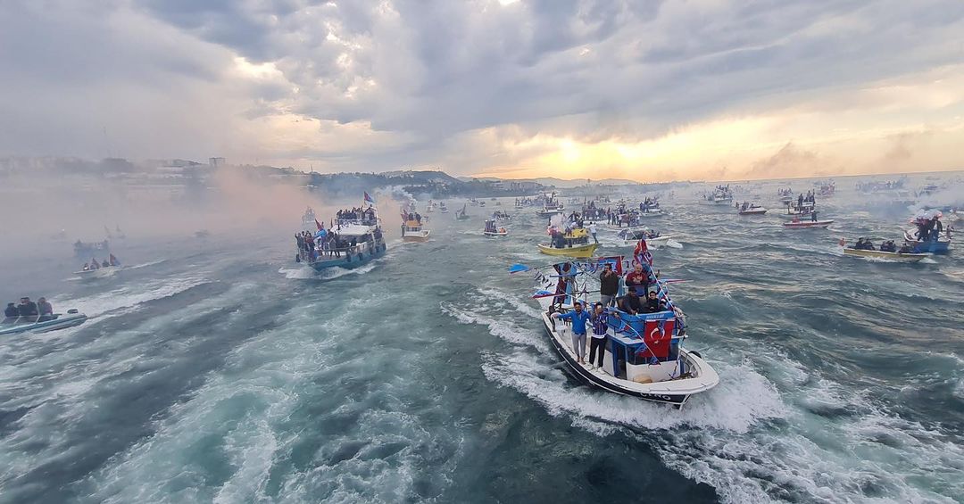 El espectacular festejo del campeón Trabzonspor con sus hinchas en el Río Bósforo