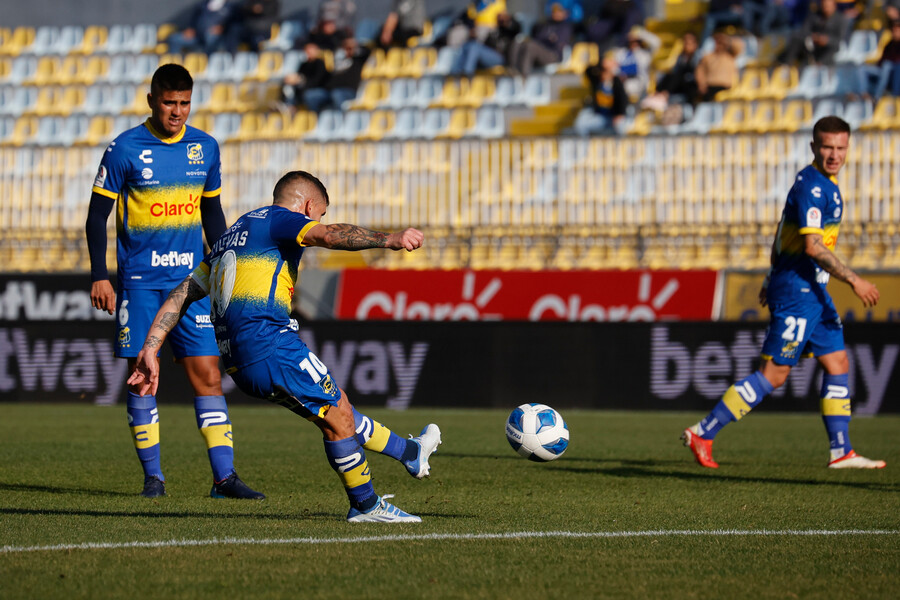 Juan Cuevas desató la alegría de Everton en Sausalito con un golazo de tiro libre a la U