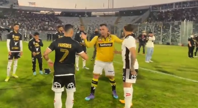 ¡Recepción de ídolo! Jugadores de Colo Colo hicieron pasillo de honor en homenaje a Esteban Paredes