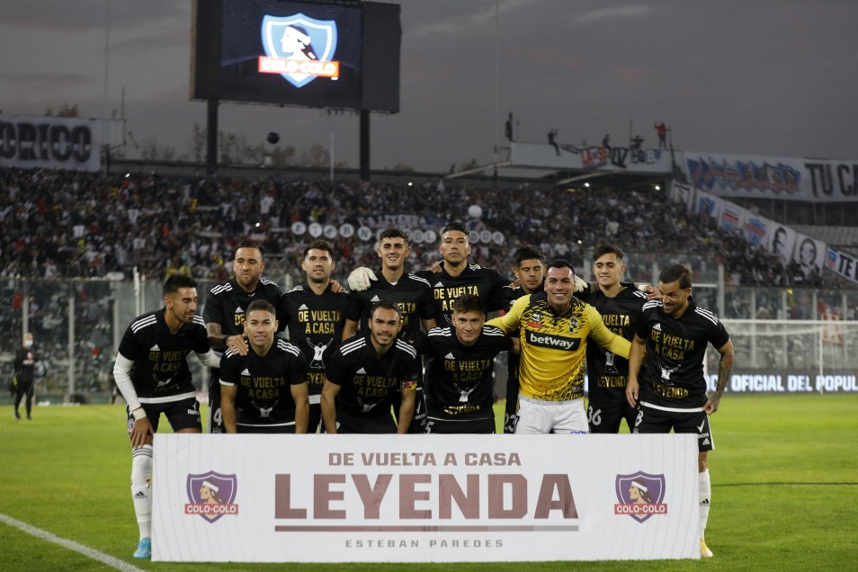 Los homenajes de Colo Colo a Esteban Paredes en su regreso al Estadio Monumental