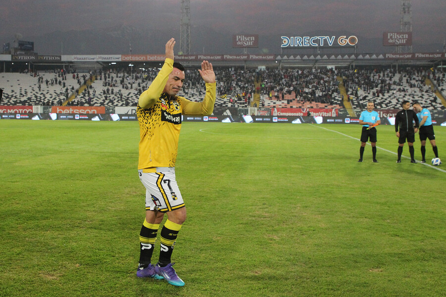 ¡De pie en el minuto 7! El Estadio Monumental aplaudió a su ídolo Esteban Paredes