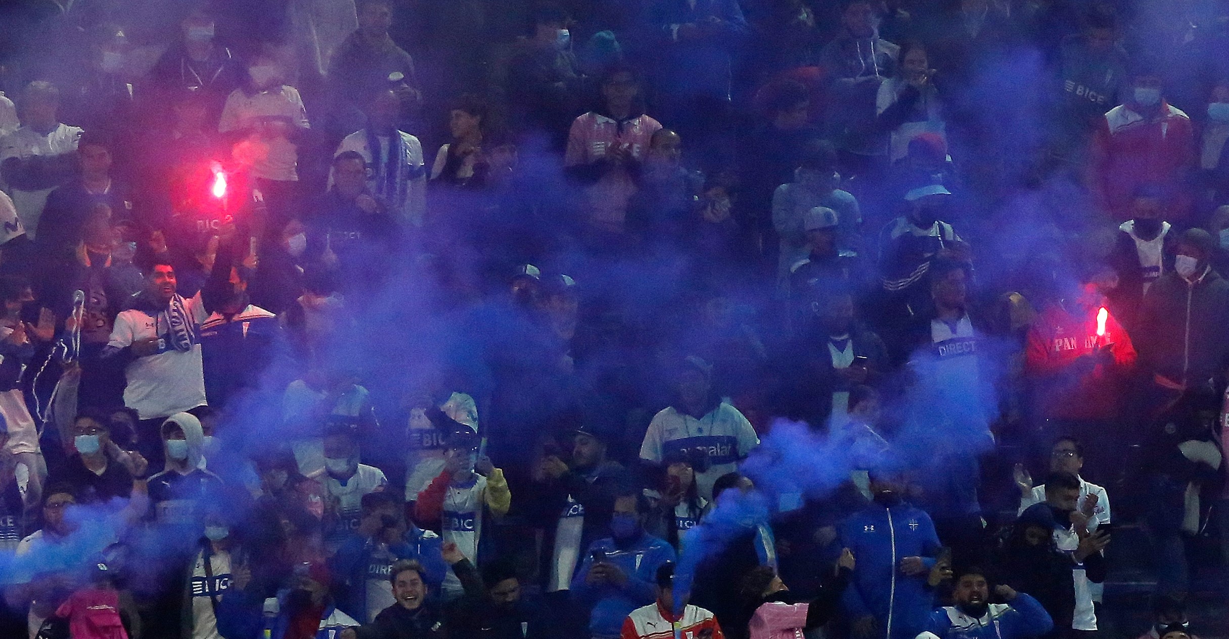 Barristas de la UC tuvieron enfrentamientos con hinchas de Flamengo en Copacabana