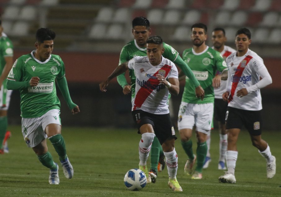La neblina no pudo frenar a Curicó que arrolló a Audax Italiano en La Granja