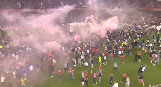 Hinchas de Nottingham Forest invadieron la cancha para celebrar pase a la final por el ascenso