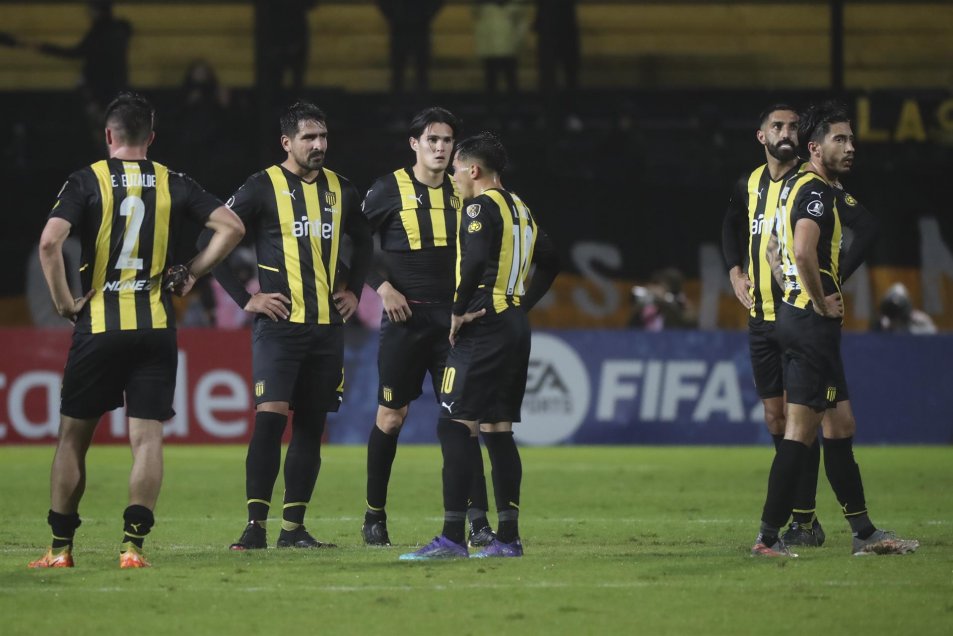 Peñarol quedó eliminado en la Copa Libertadores tras empatar con Cerro Porteño en Montevideo