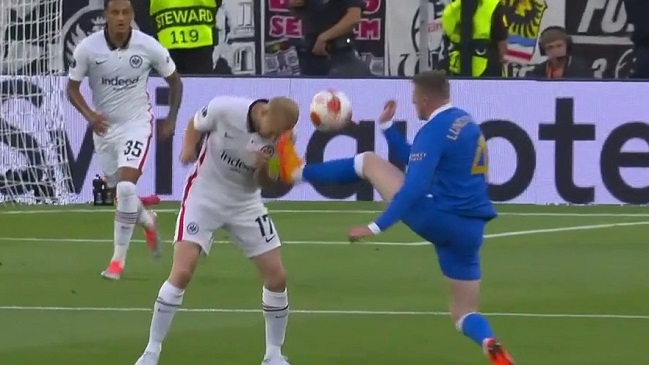 Le entraron con todo: La patada descalificadora que recibió el capitán de Eintracht Frankfurt