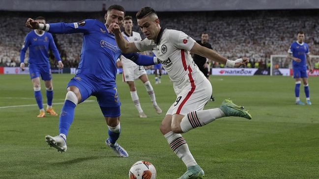 Rafael Santos Borré apareció en el área de Rangers y puso el 1-1 para Eintracht Frankfurt