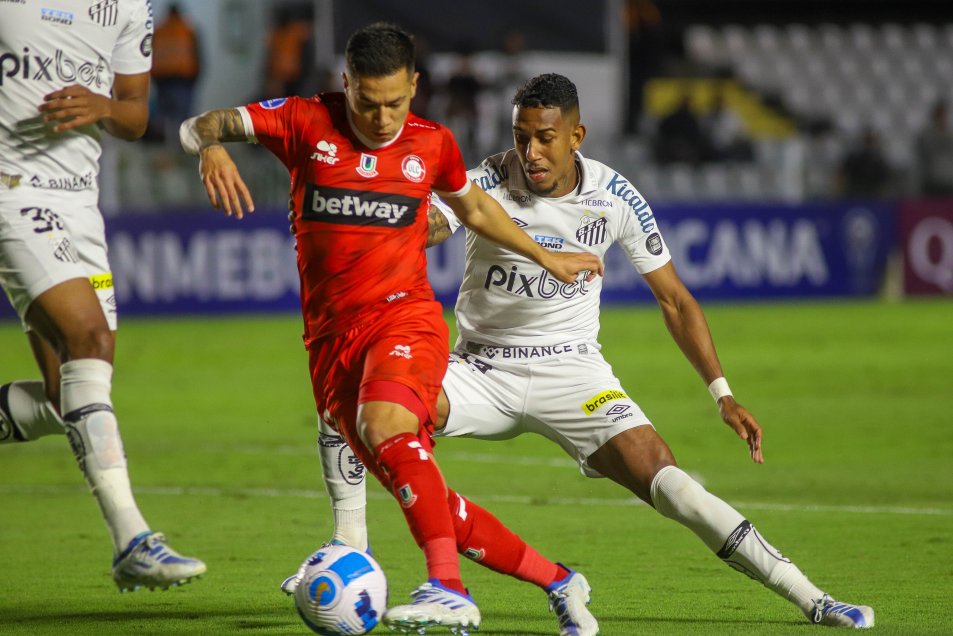 Unión La Calera no pudo con Santos ni el arbitraje y cayó en Copa Sudamericana