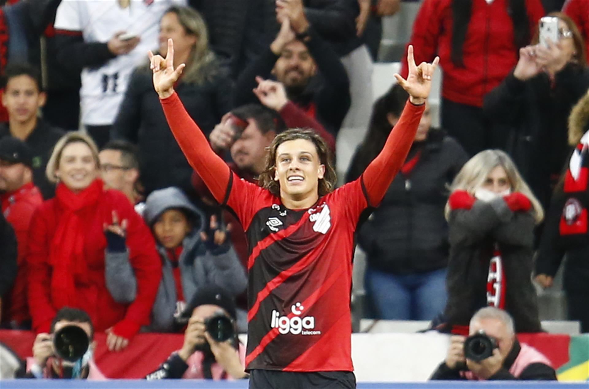 Atlético Paranaense venció a Libertad y quedó al rojo vivo la pelea en el Grupo B de la Copa