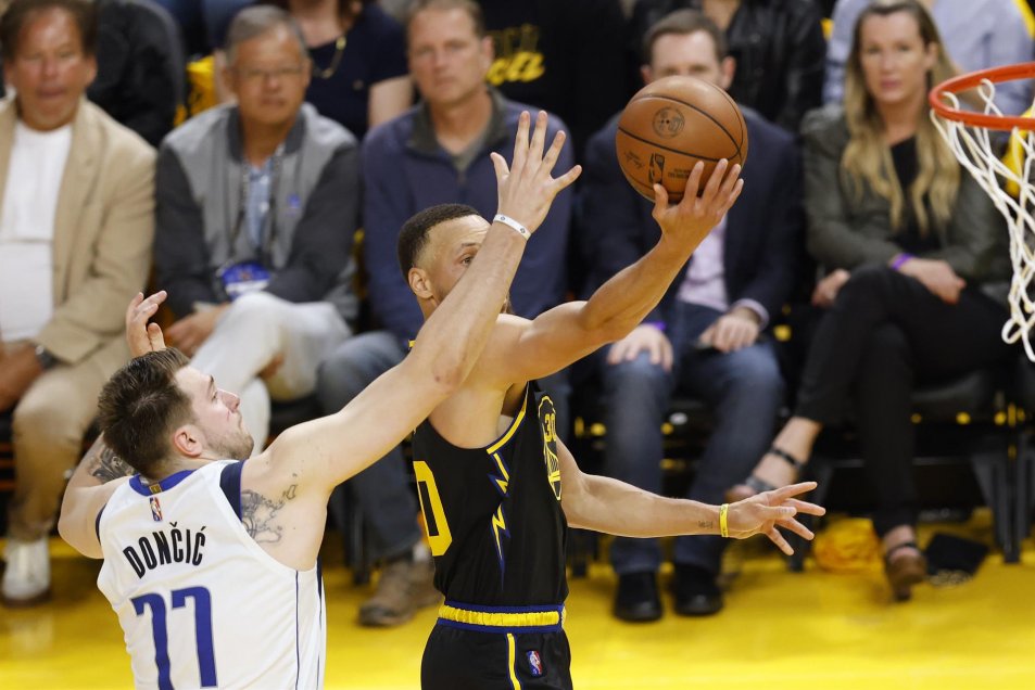 Stephen Curry le ganó el duelo a Luka Doncic en el triunfo de los Warriors ante Dallas Mavericks