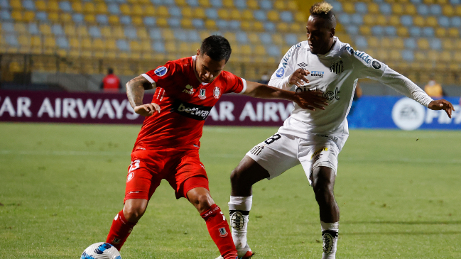 Denuncian que futbolista de La Calera fue agredido por hincha de Santos que invadió la cancha