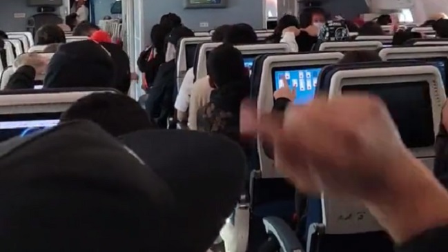 Hinchas de Colo Colo insultaron con cántico a senador en vuelo a Buenos Aires