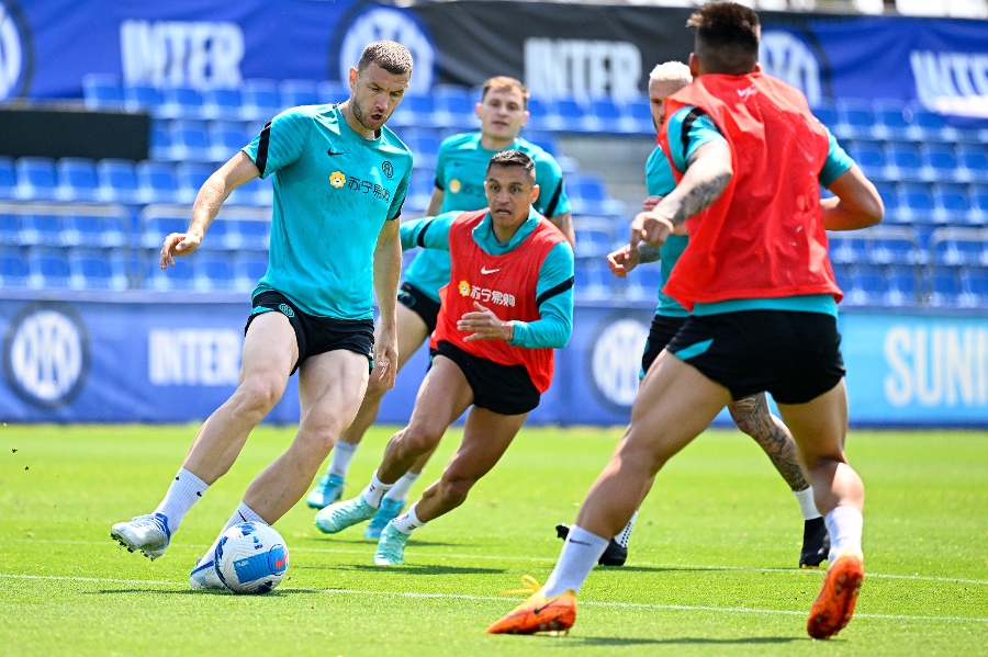 ¿Qué le dice Alexis a Vidal? Los chilenos se lucieron en la práctica de este jueves en Inter