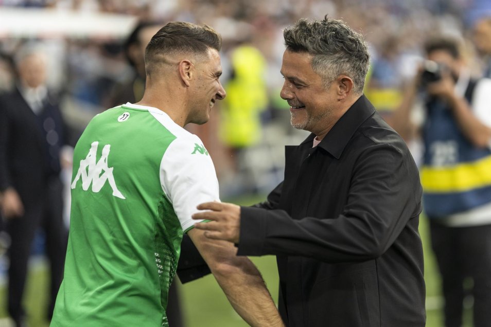 Alejandro Sanz realizó el “Saque de Honor” en el “Bernabéu” antes del Real Madrid-Betis