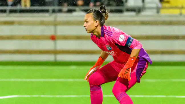 El Lyon de Christiane Endler se mide a Barcelona por el título de la Champions Femenina