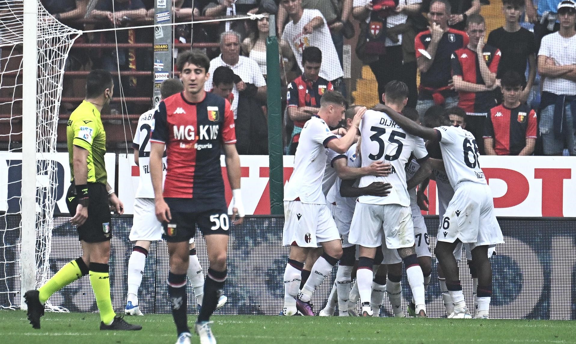 Genoa de Pablo Galdames se despidió de la Serie A con derrota ante Bologna