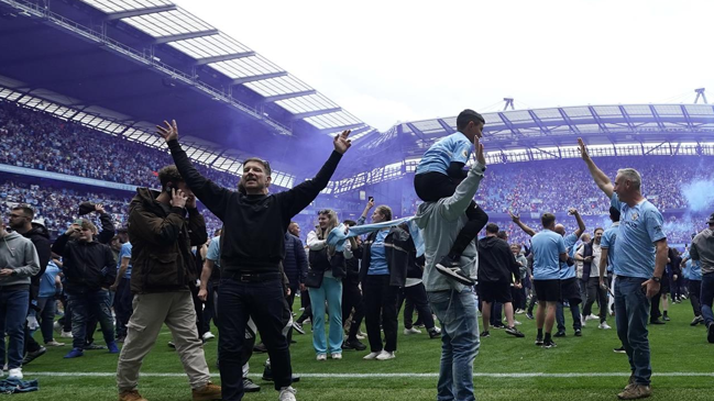 Hasta rompieron el arco: Hinchas invadieron la cancha para celebrar la corona del City