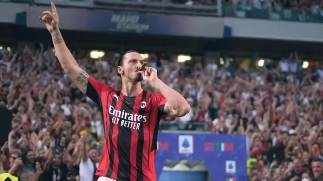 Un “gentleman”: Zlatan entró a las celebraciones de Milan destapando una botella de champagne y con un puro