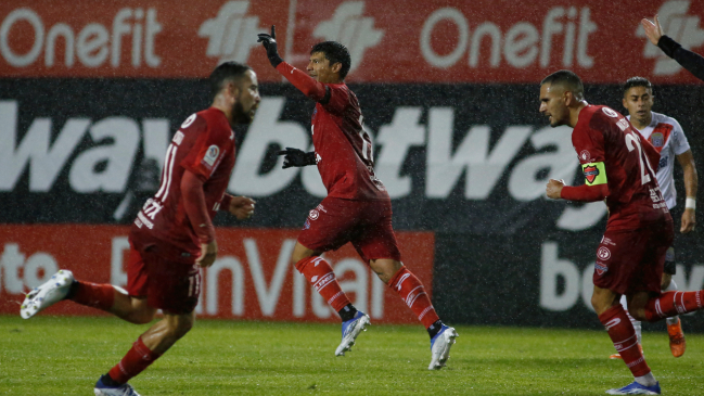 Ñublense remontó a Curicó bajo la lluvia y alcanzó en la cima a Colo Colo y Unión Española