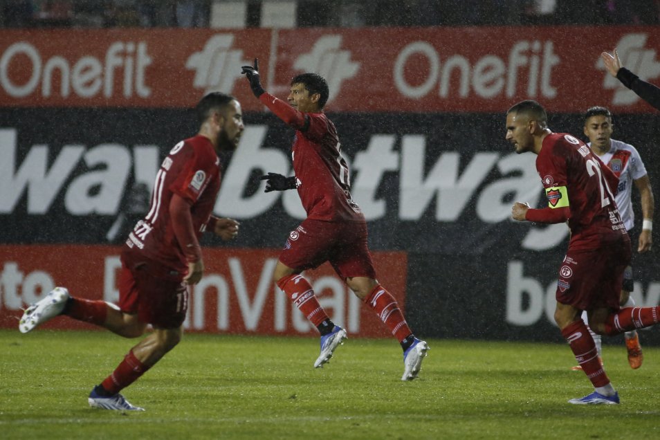 Patricio Rubio lideró el triunfo de Ñublense sobre Curicó Unido con un doblete