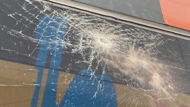 Deportes Iquique anunció acciones legales contra hinchas que atacaron el bus del equipo