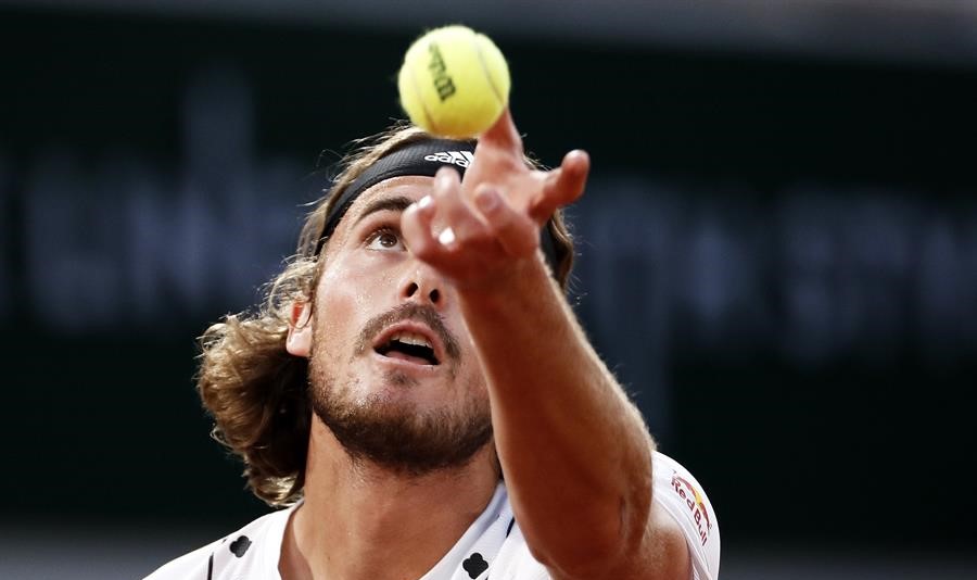 Tsitsipas sufrió ante Lorenzo Musetti para meterse en segunda ronda en Roland Garros
