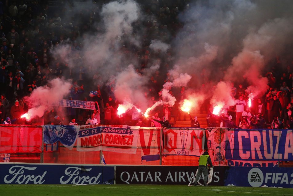 Barristas de la UC encendieron bengalas en San Carlos para el duelo con Talleres