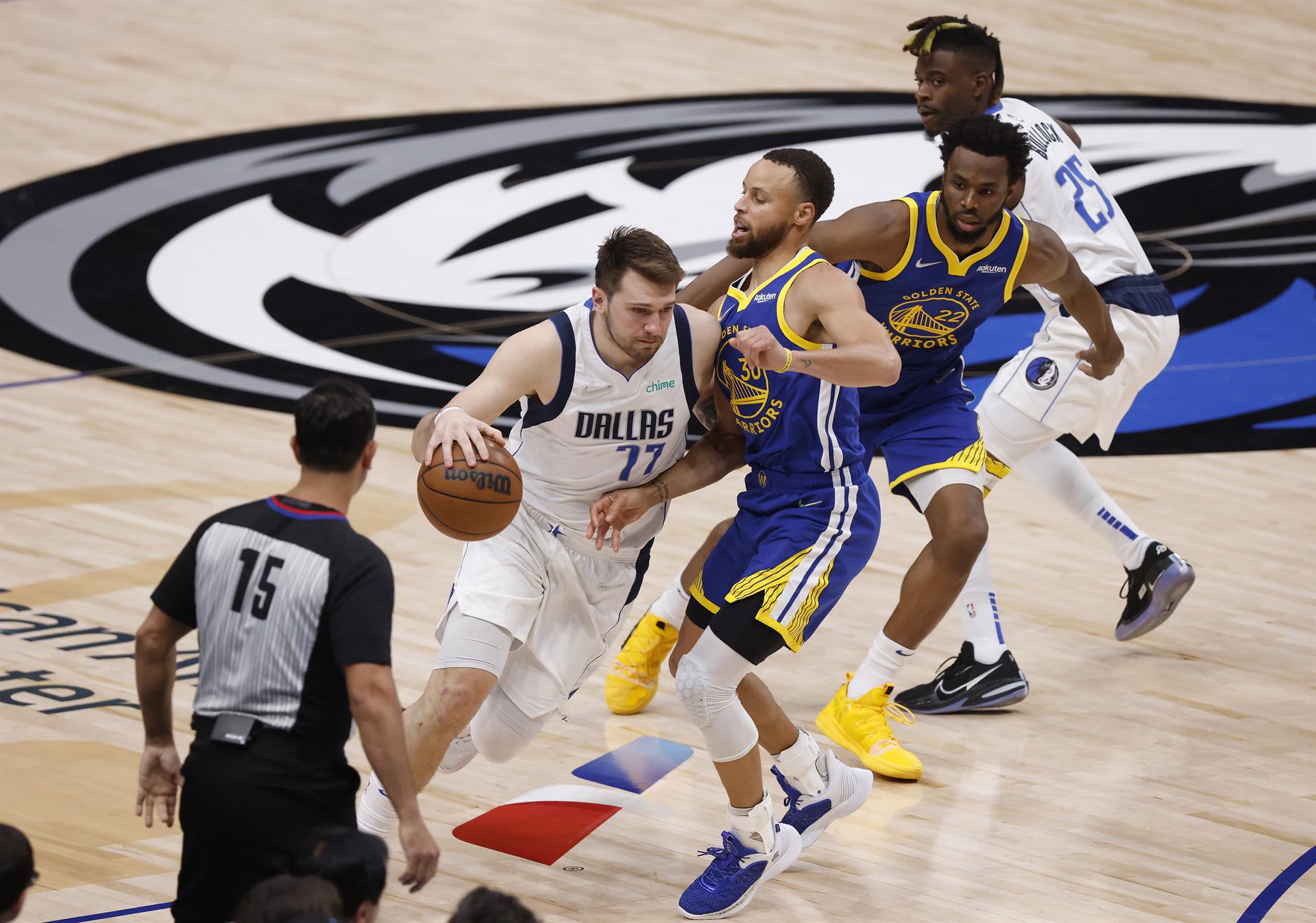 Dallas contó con un tremendo Doncic para seguir con vida en la final del Oeste ante los Warriors