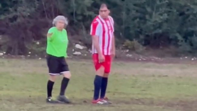 #AbuelaArbitro: Jueza de 58 años se hizo viral y es furor en Linares
