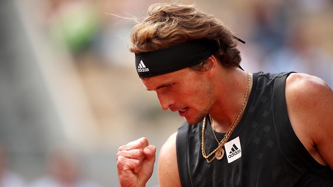 Zverev salvó un match point y venció con lo justo al argentino Báez