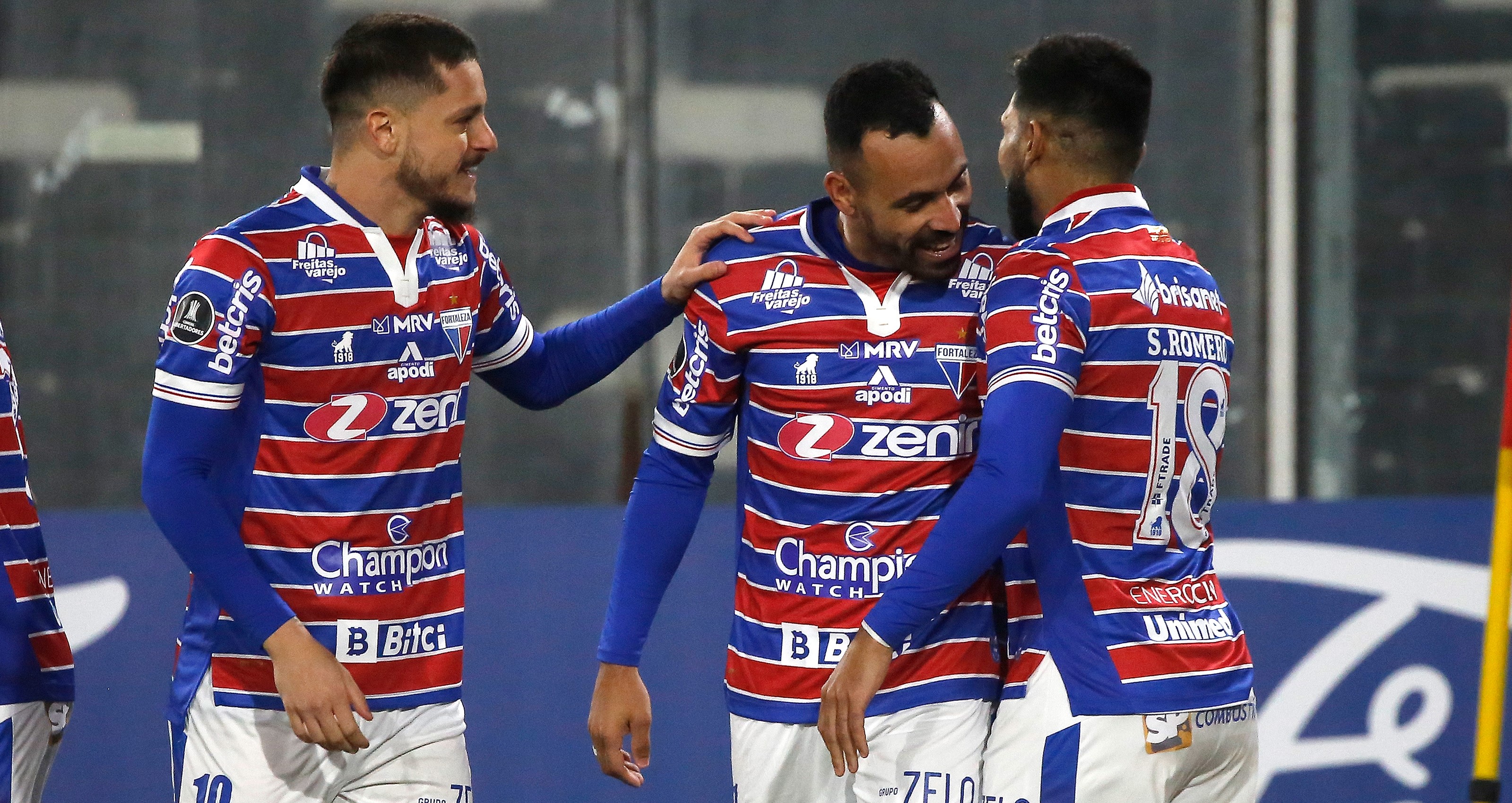 Fortaleza pegó primero con gol de Silvio Romero a Colo Colo en apenas tres minutos