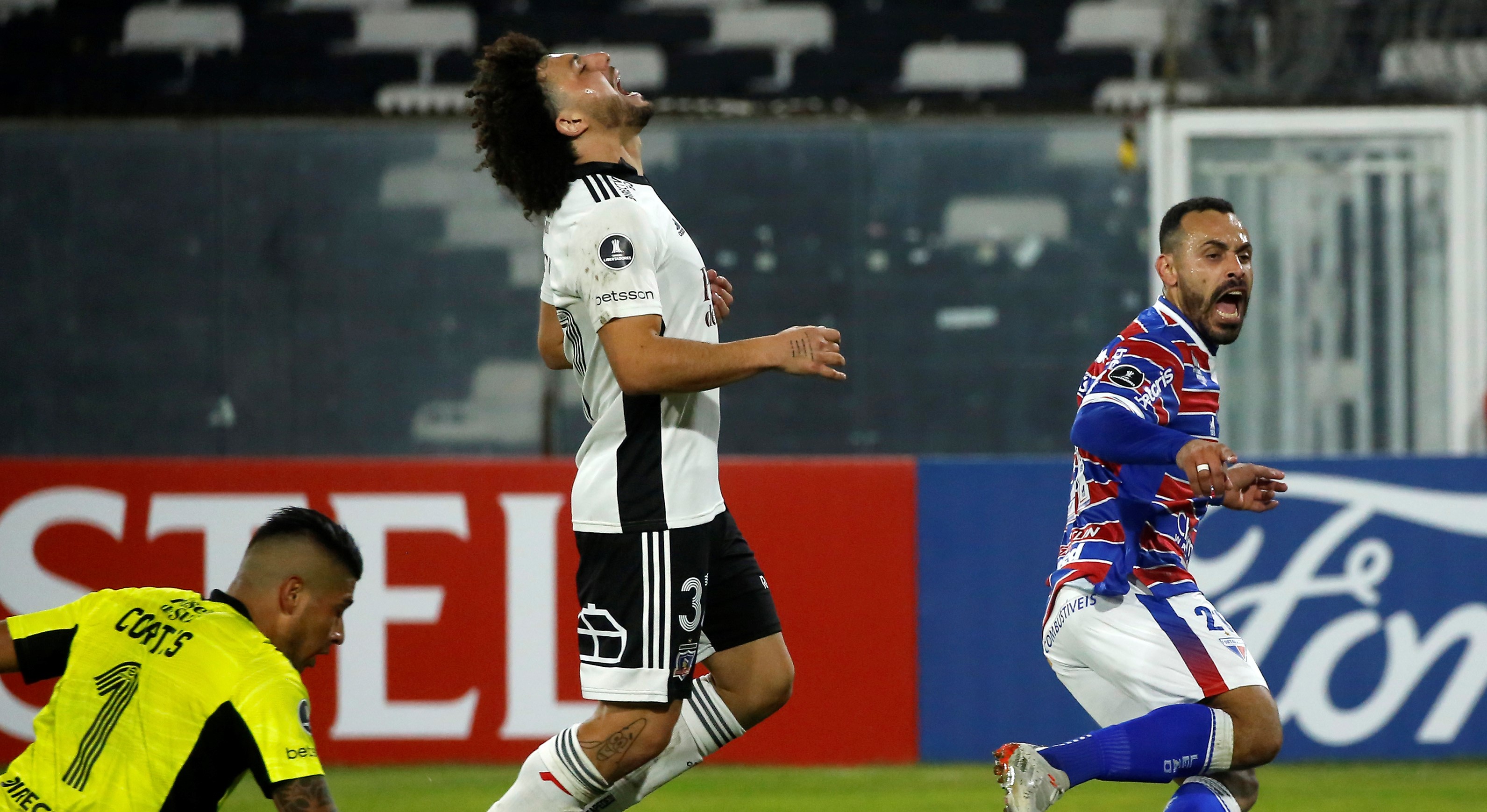 Moisés dejó en el camino a Falcón y anotó el segundo de Fortaleza ante Colo Colo