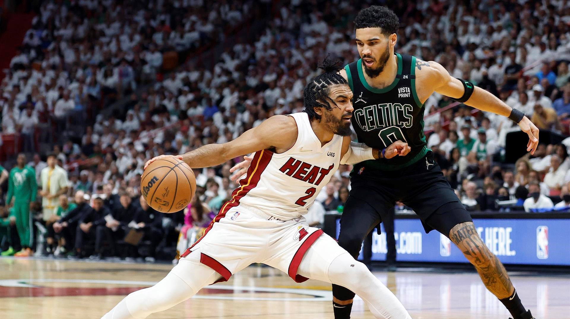 Boston Celtics quedó a un triunfo de la final de la NBA tras vencer a los Heat en Miami