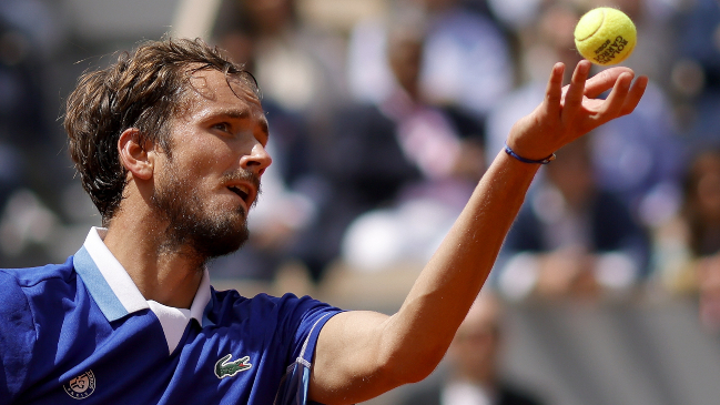 Medvedev avanzó sin contratiempos a la tercera ronda de Roland Garros