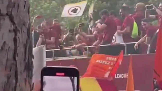 Mourinho se sumó a cantos contra la Lazio en festejos de AS Roma por la Conference League