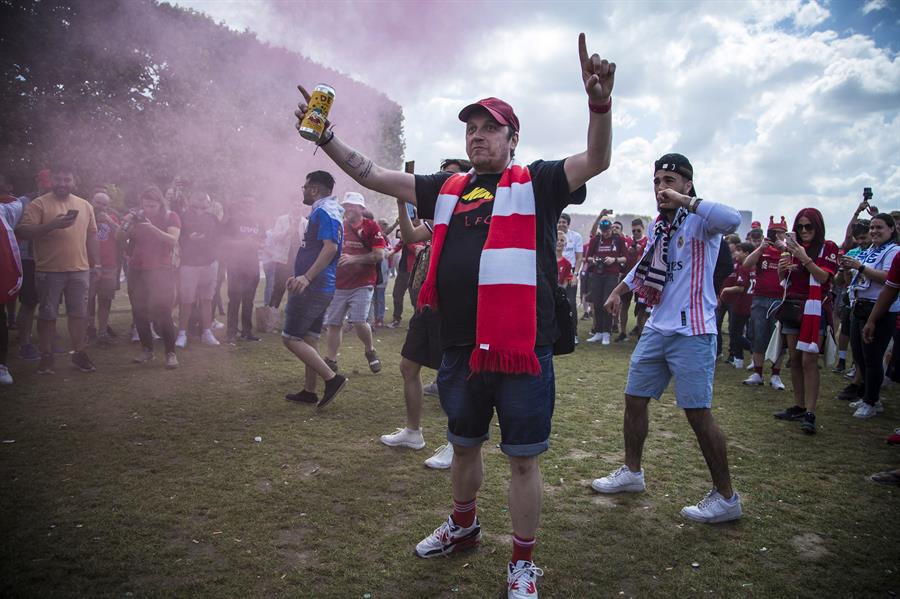 Hinchas de Liverpool y Real Madrid se tomaron las calles de París previo a la final de la Champions