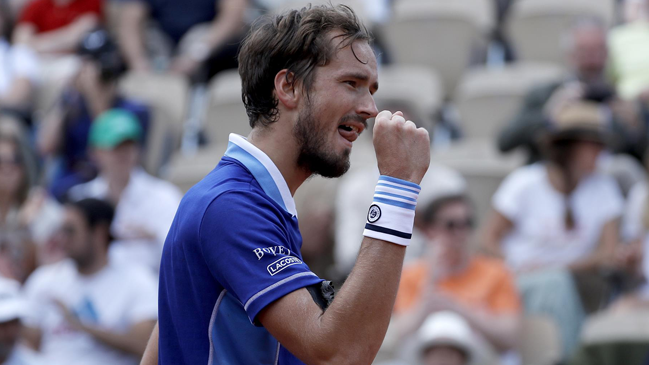 Medvedev derrotó a Kecmanovic y avanzó sin problemas a los octavos de final de Roland Garros