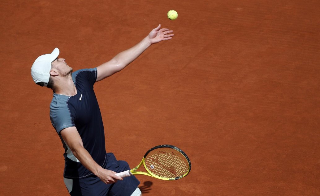 Medvedev continúa firme en Roland Garros y pasó la tercera ronda a costa de Kecmanovic
