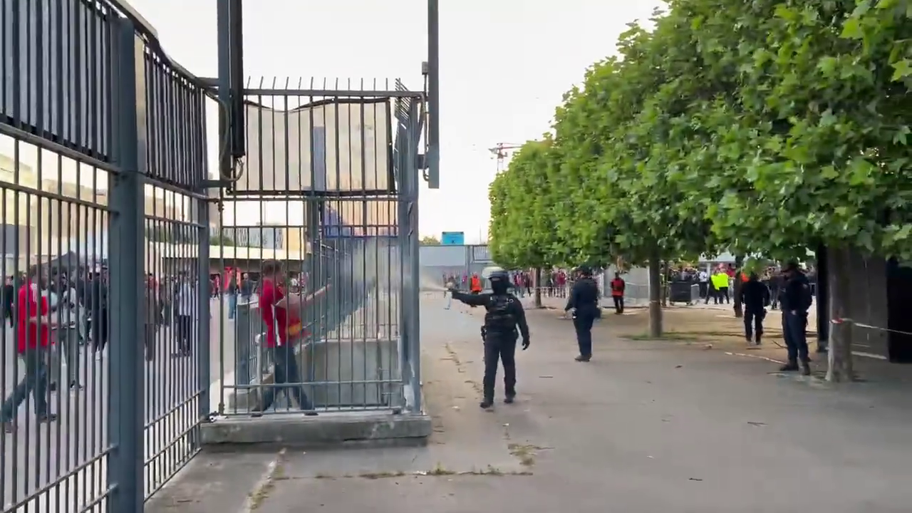 Avalanchas y gas pimienta: Los incidentes que ensuciaron la previa de la final de Champions