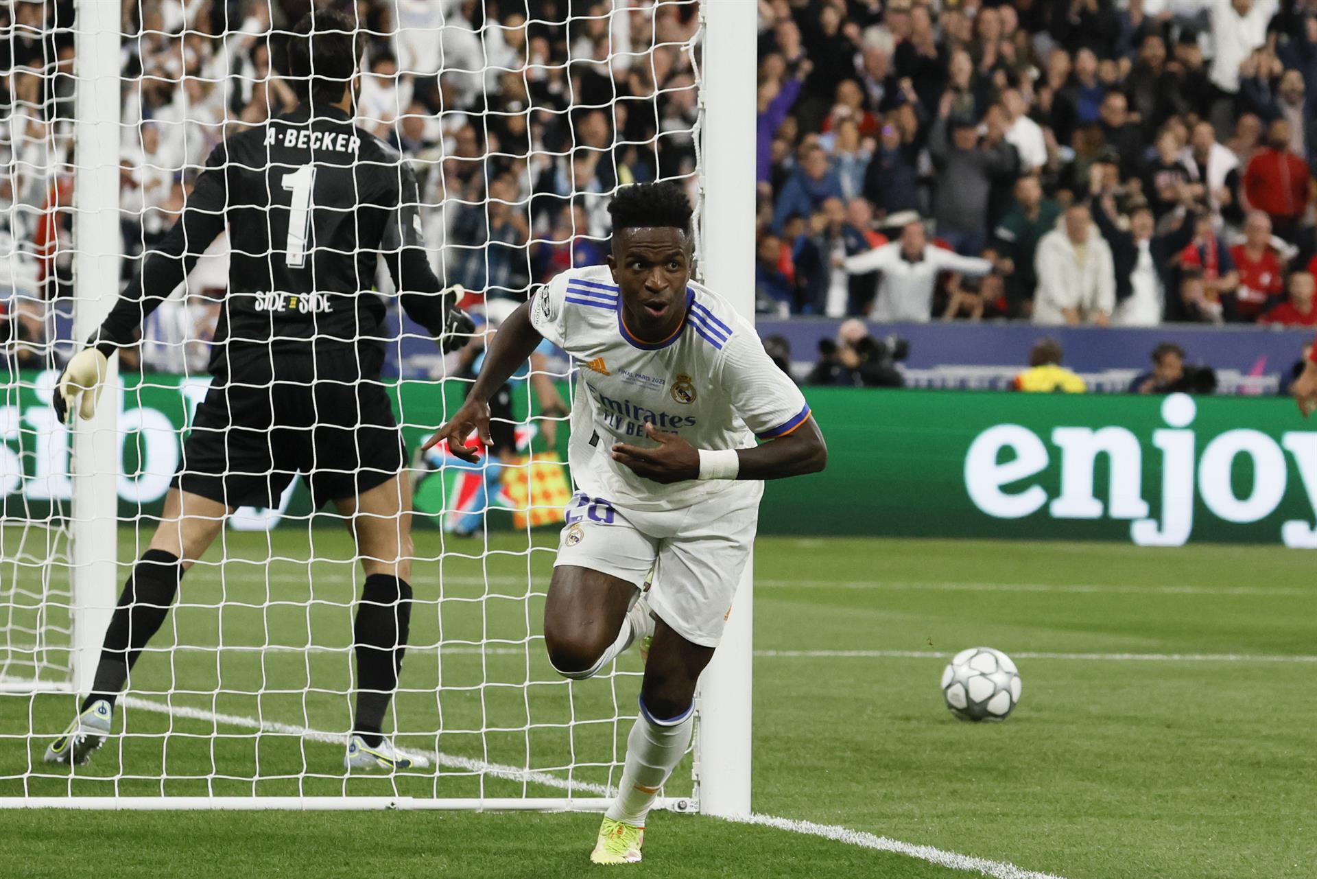 Real Madrid golpeó a la dormida defensa de Liverpool con gol de Vinicius Junior