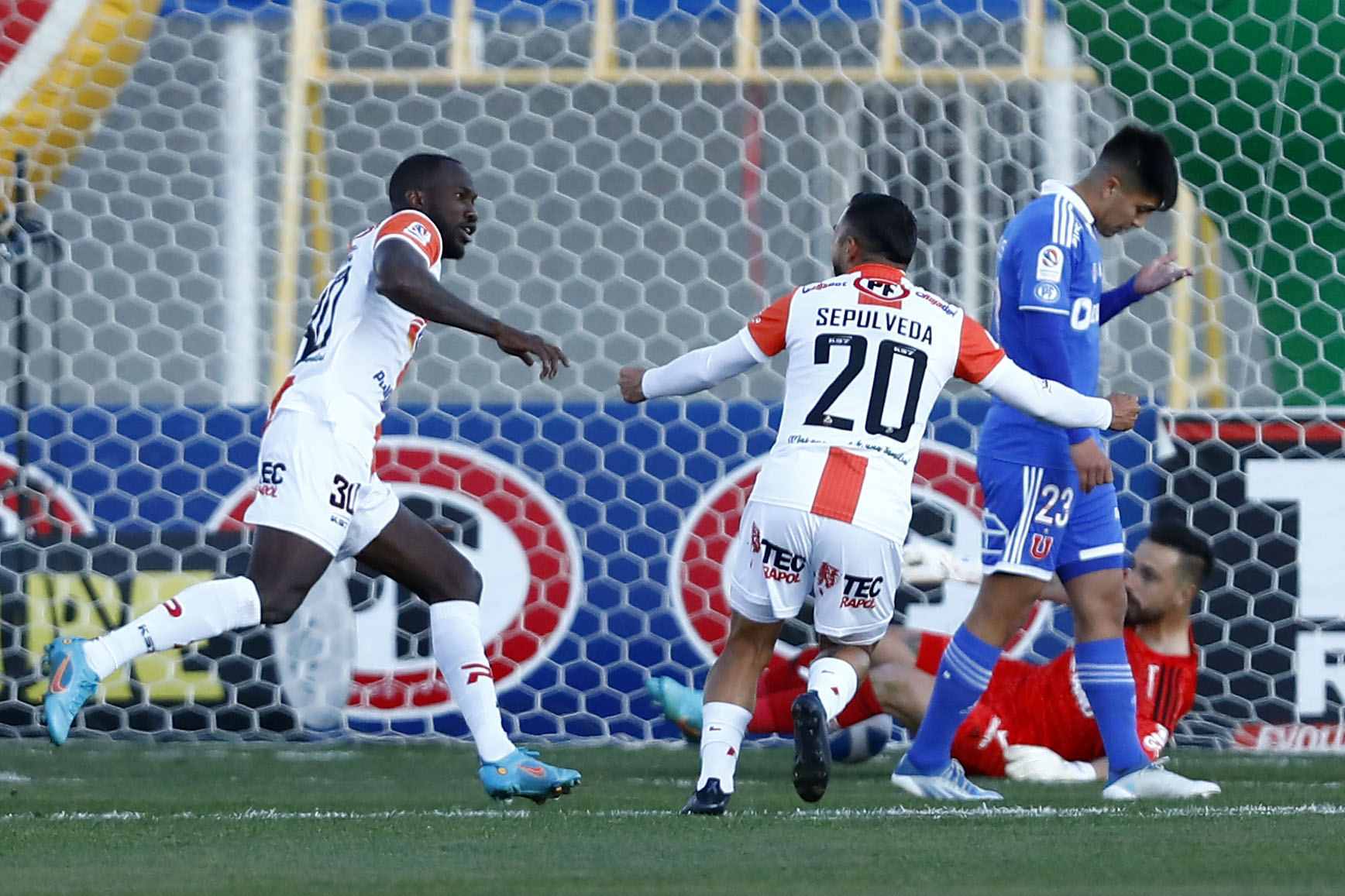 Cobresal sorprendió a la U con un bombazo de Cecilio Waterman