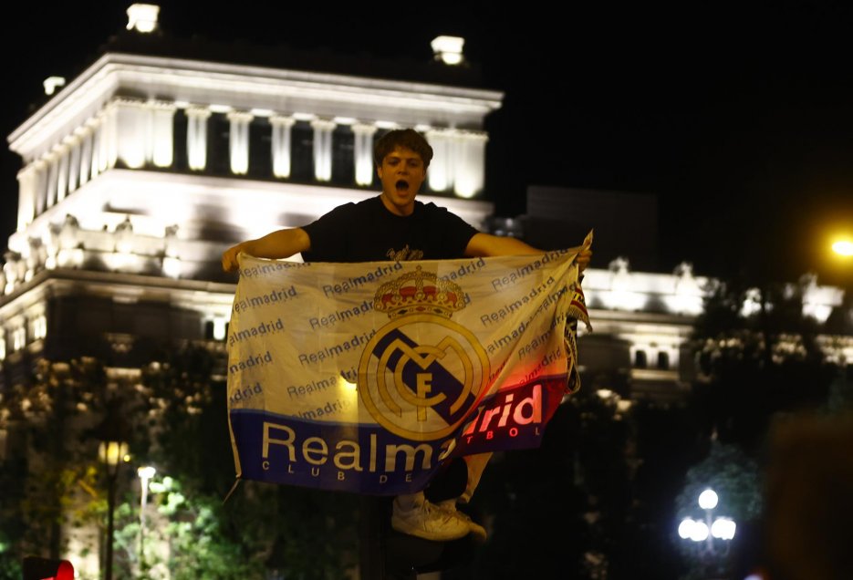 Miles de hinchas celebraron en la Plaza de Cibeles la Champions de Real Madrid