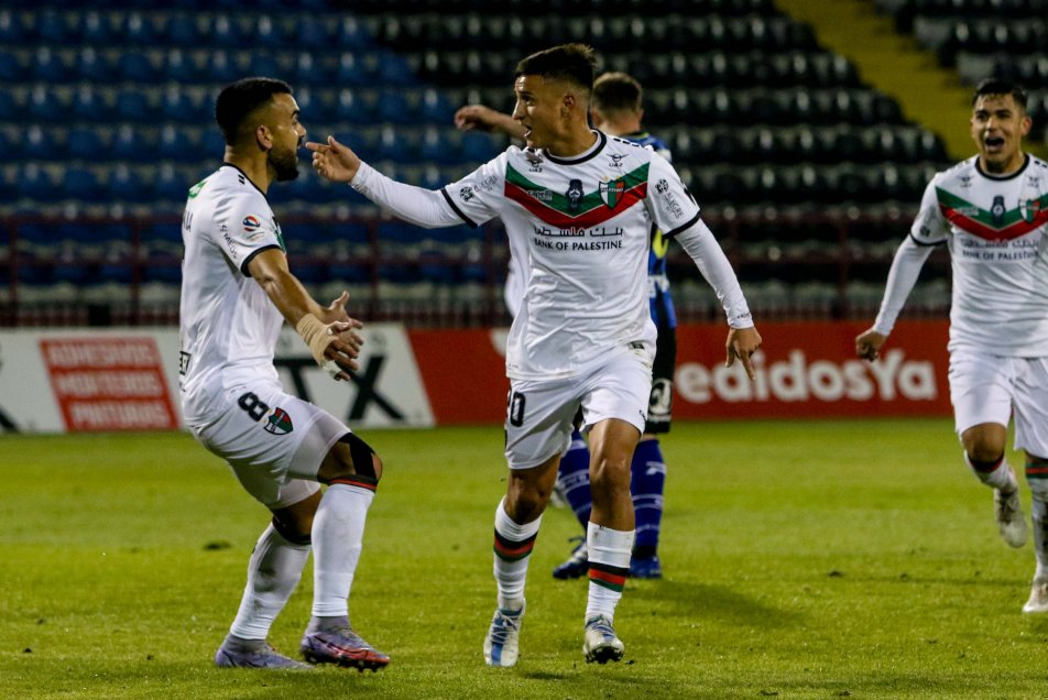 Palestino sufrió con un hombre menos y cerró la primera rueda con caída ante Huachipato