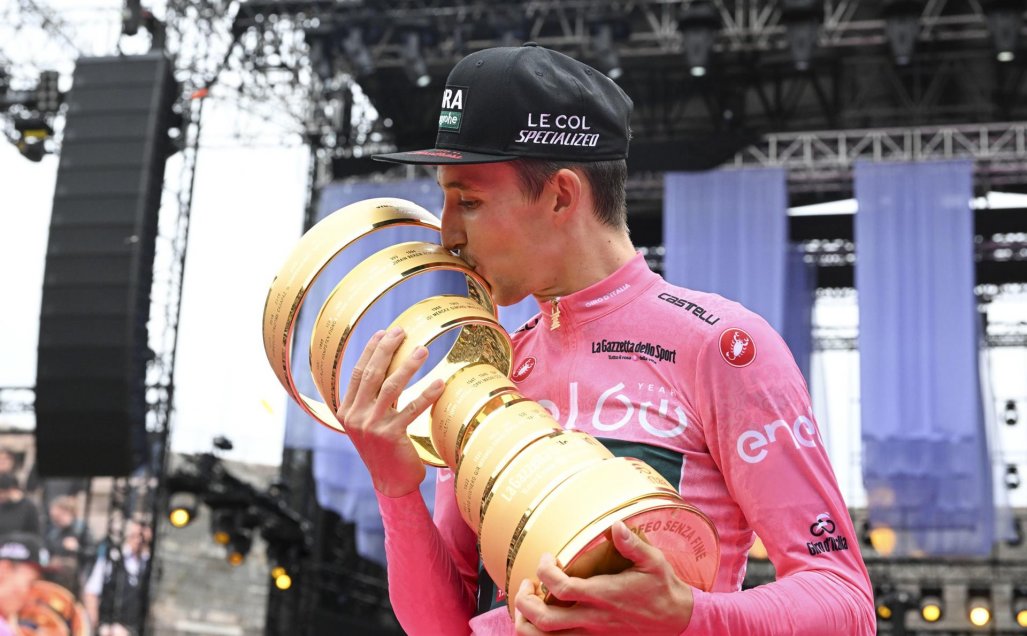El festejo del australiano Jai Hindley tras ganar y hacer historia en el Giro de Italia