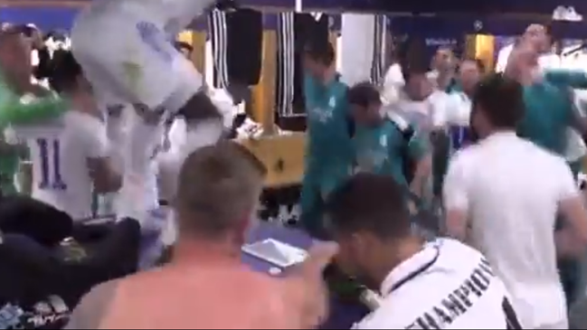 Hazard intentó dar champagne al hijo de Kroos y el alemán tuvo una reacción que se viralizó