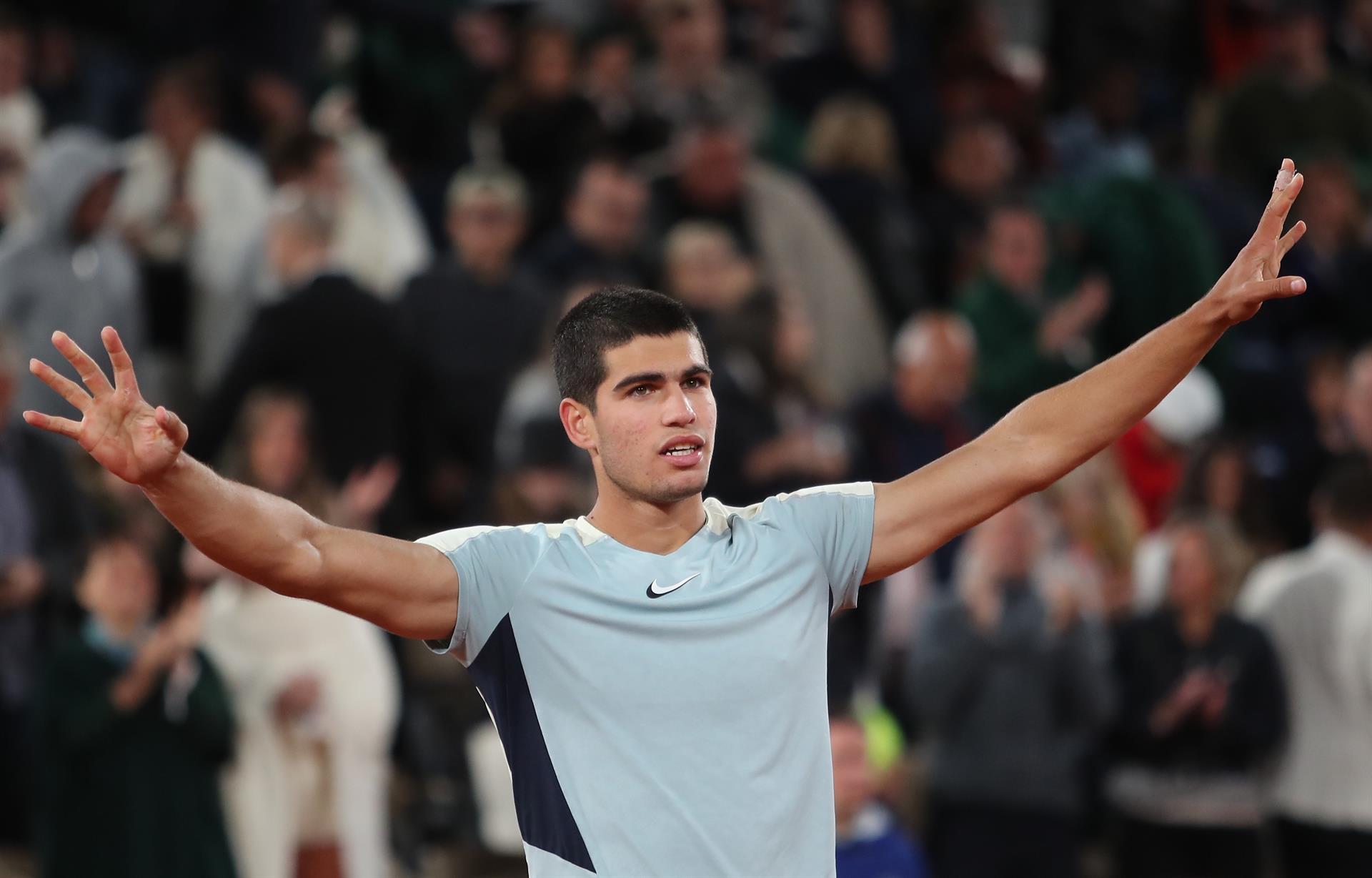 Carlos Alcaraz superó sin contratiempos a Karen Khachanov y avanzó a cuartos en Roland Garros