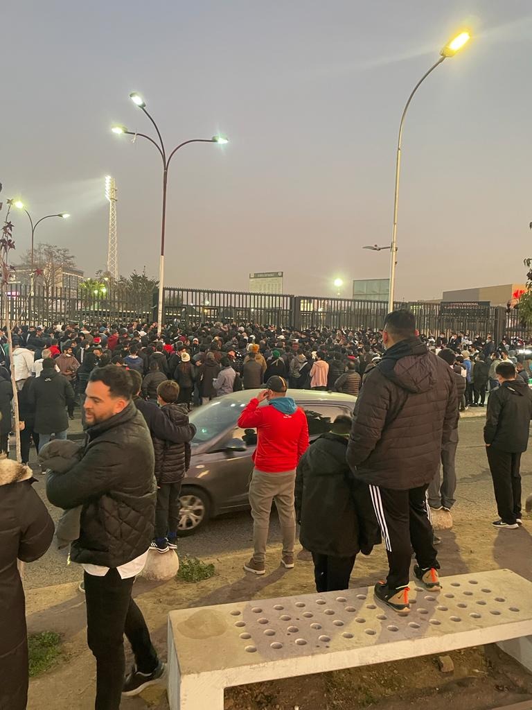 Hinchas se quedaron sin entrar al Colo Colo vs. Ñublense tras desbordes en el ingreso