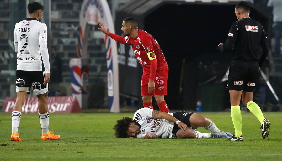 ¡Se asustaron todos! Maximiliano Falcón se cayó solo y preocupó al cuerpo técnico de Colo Colo